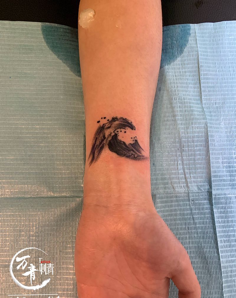 水浪纹身图片_手部手臂点刺水浪纹身图案