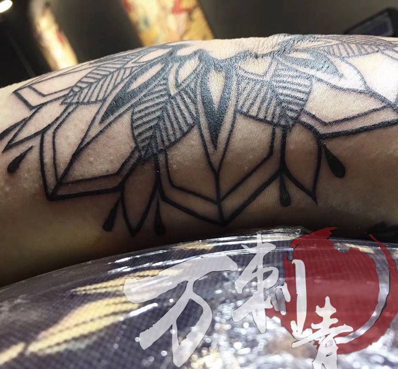 肘花纹身图片_手臂几何肘花纹身图案