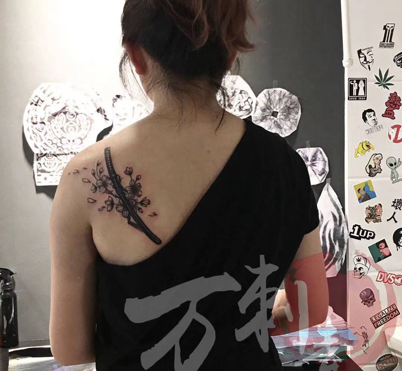 樱花刀纹身图片_背部New School欧美写实樱花刀纹身图案