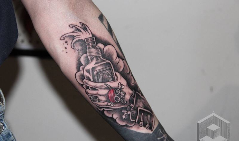 欧美风格酒瓶纹身图片_手臂纹身图案