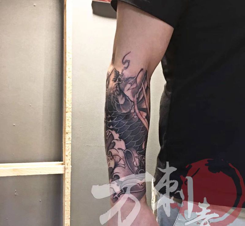鱼纹身图片_手臂新传统鱼纹身图案