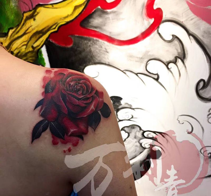 写实玫瑰纹身图片_肩部背部欧美写实水彩玫瑰纹身图案