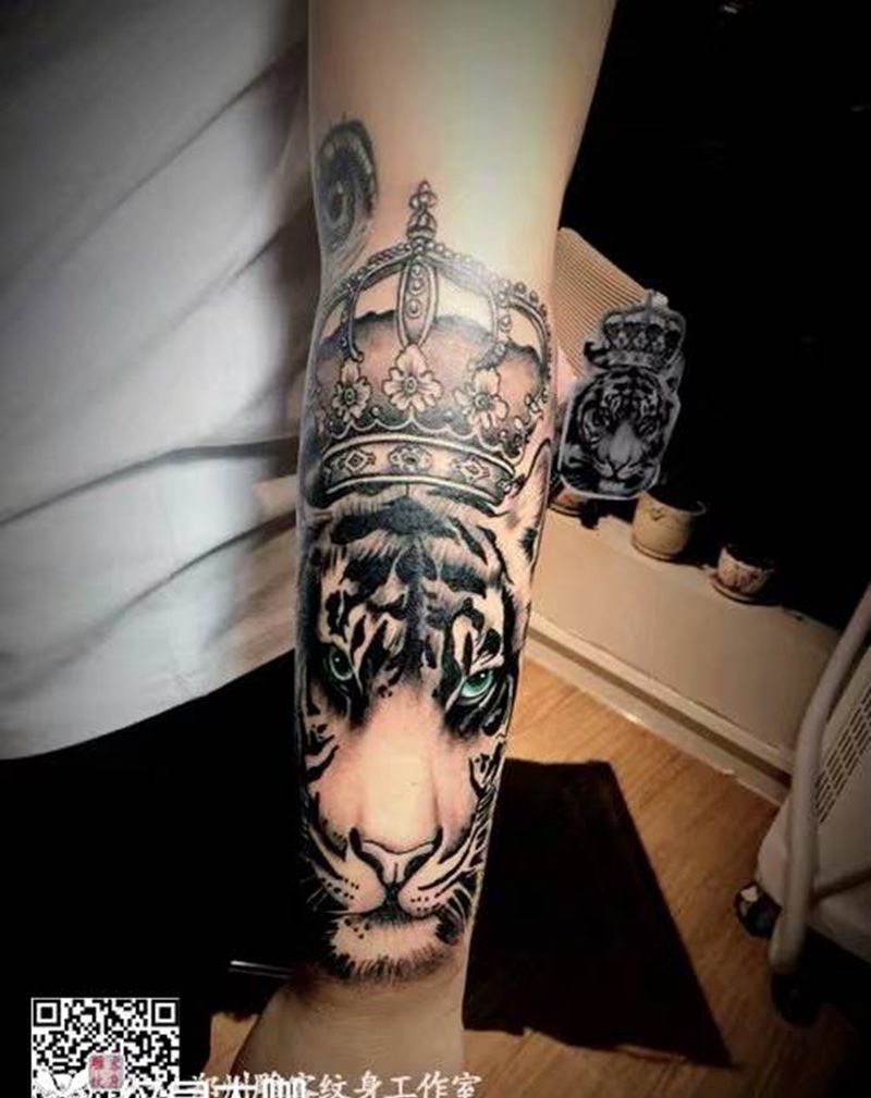 老虎包小臂纹身图片_手臂欧美写实纹身图案