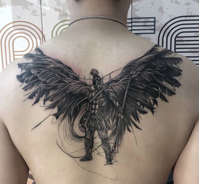 守护神纹身图片_背部几何欧美写实纹身图案