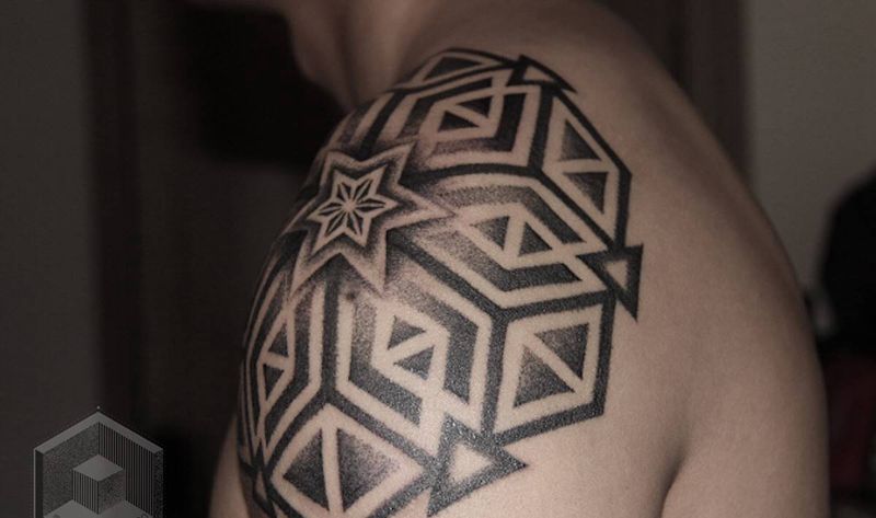 原创点刺图腾肩膀头纹身图片_肩部图腾点刺纹身图案