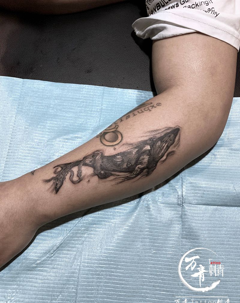鲸纹身图片_手部手臂New School欧美写实鲸鱼鲲纹身图案
