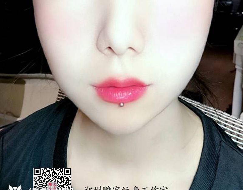 唇钉纹身图片_人体穿孔纹身图案
