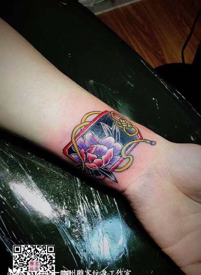 福袋纹身图片_手部新传统纹身图案