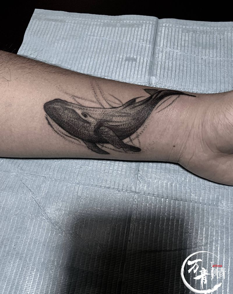 小遮盖纹身图片_手臂点刺鲸鱼纹身图案