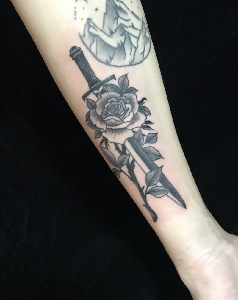 大宝剑纹身图片_手臂纹身图案