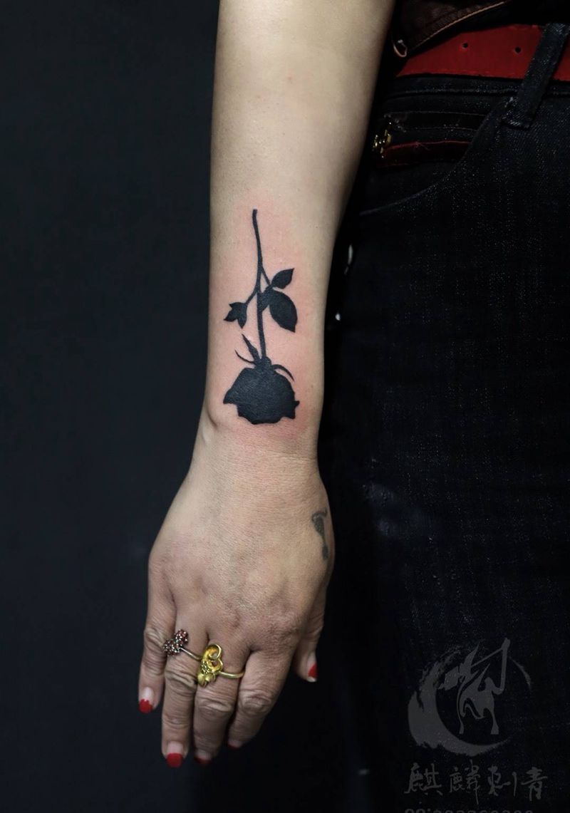 简约玫瑰纹身图片_成品手臂清新植物静物黑灰简约纹身图案