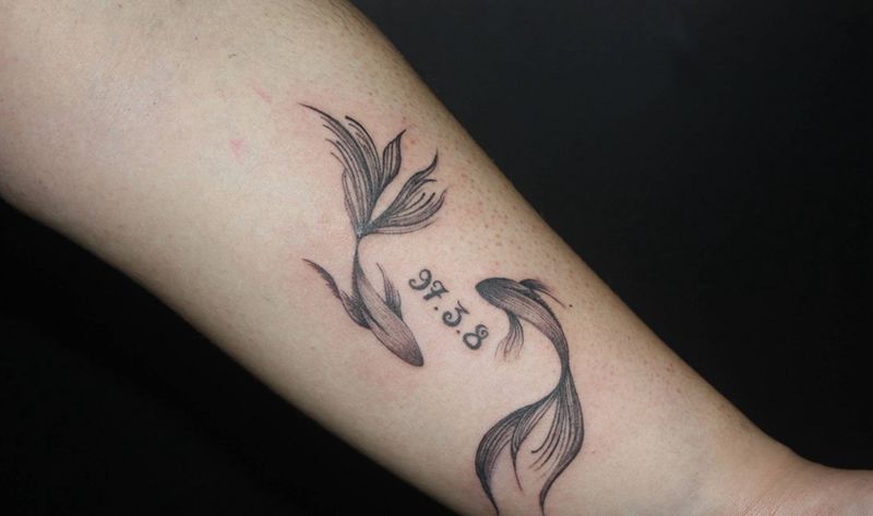 双鱼座♓️纹身图片_手臂几何点刺星座纹身图案