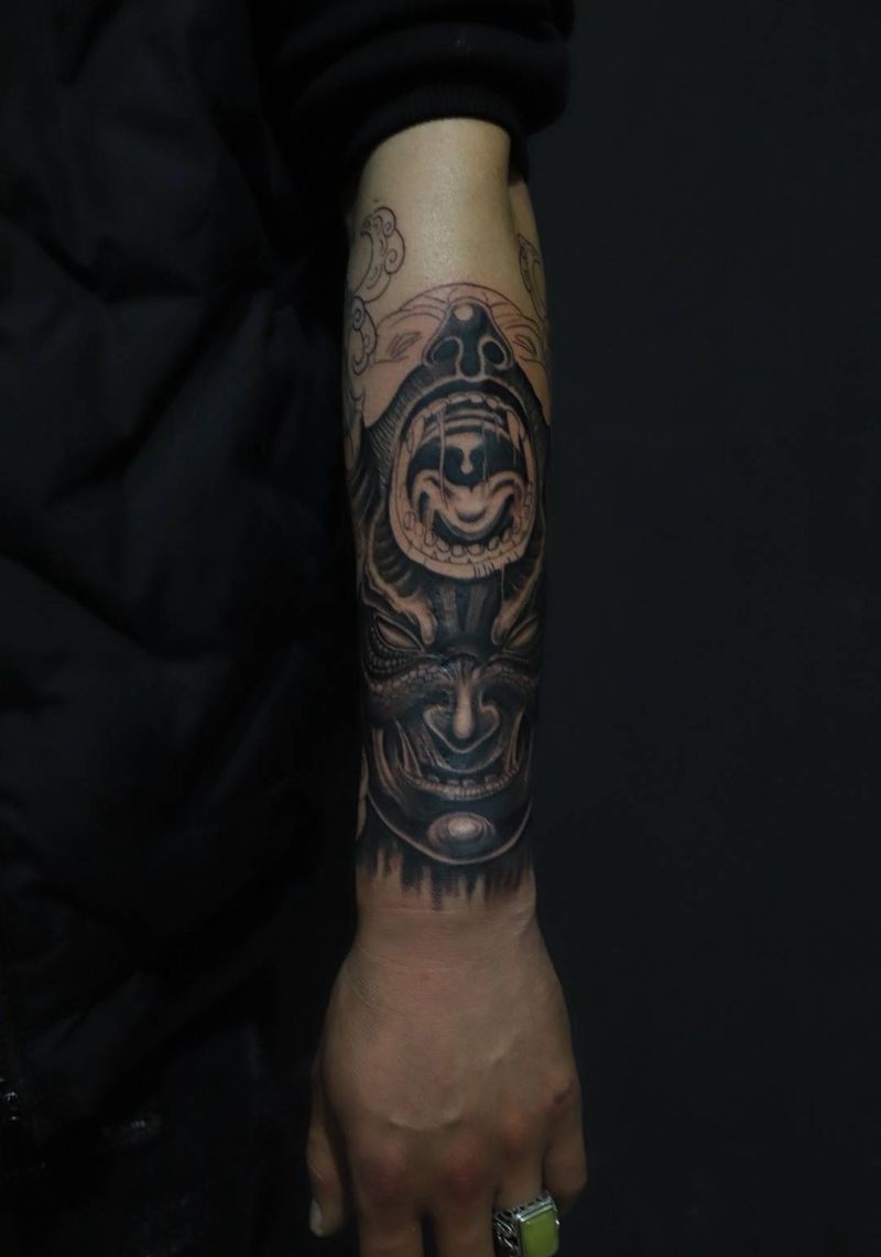 小臂遮盖未完成纹身图片_手臂遮盖黑灰鬼神传统纹身图案