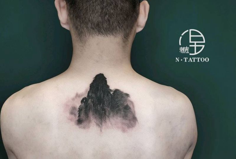 满背一小步纹身图片_背部水墨纹身图案