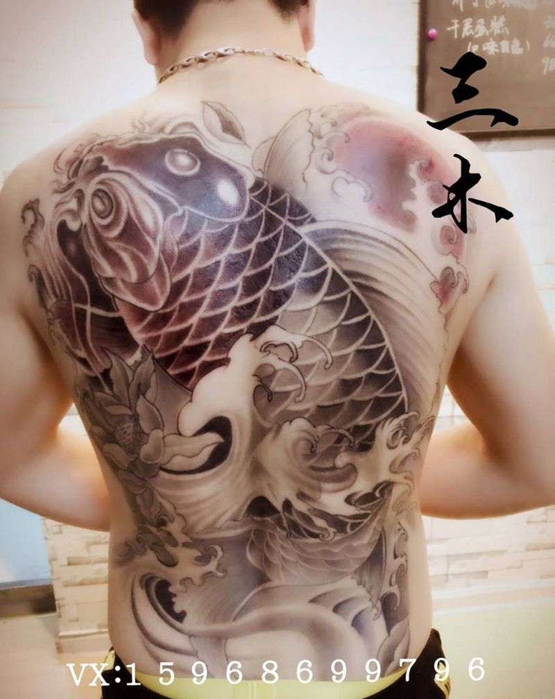 满背鲤鱼纹身图片
