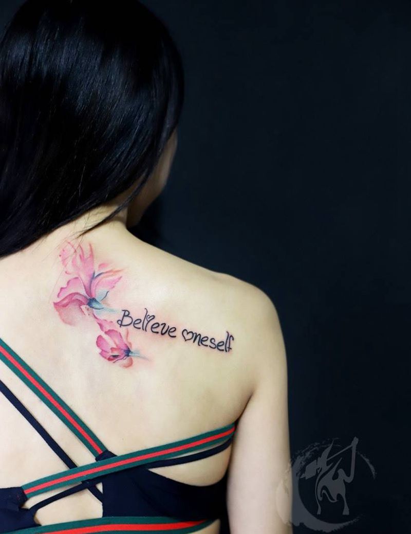 水彩花卉 后肩纹身图片_成品肩部清新植物彩色花卉简约字符纹身图案