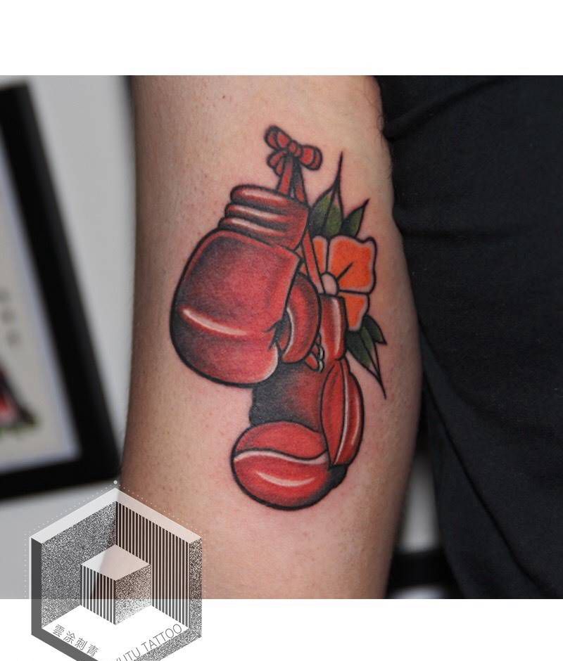 拳击手套纹身图片_手臂Old School纹身图案