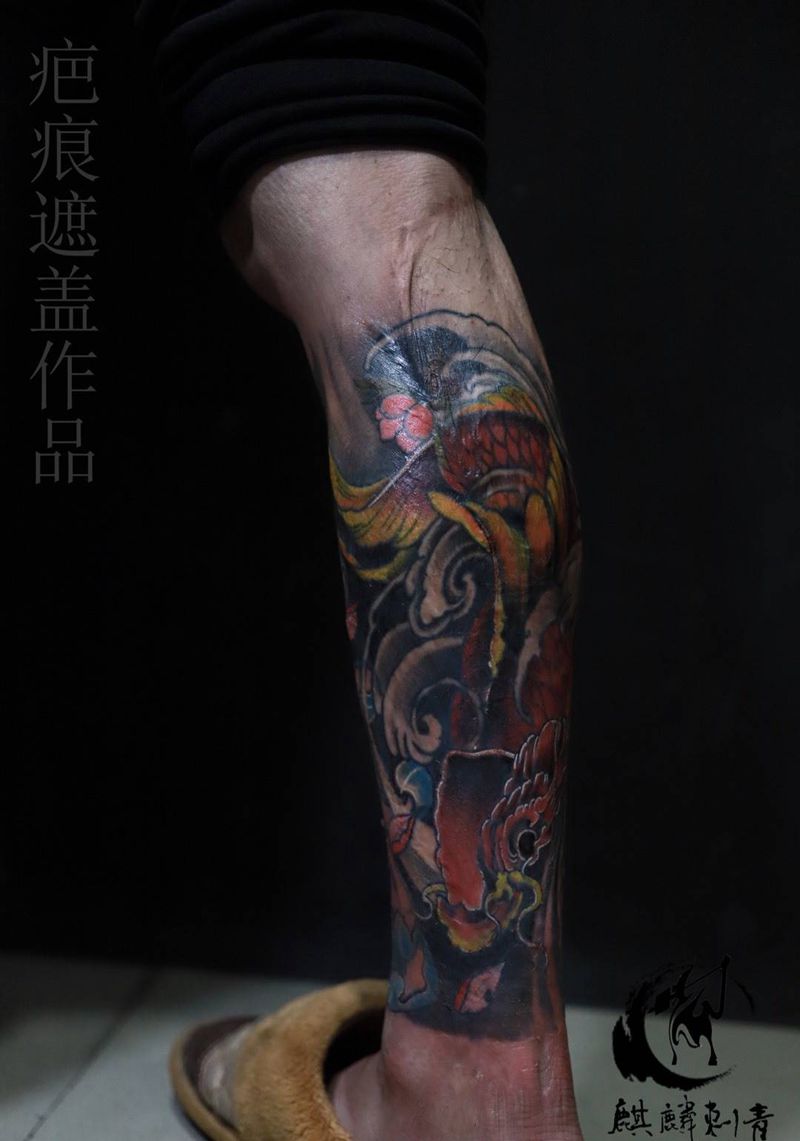 鲤鱼烫伤遮盖纹身图片_成品腿部传统动物彩色遮盖锦鲤鱼疤痕纹身图案