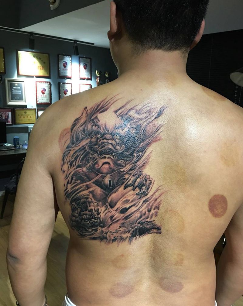 唐狮纹身图片_背部欧美写实纹身图案