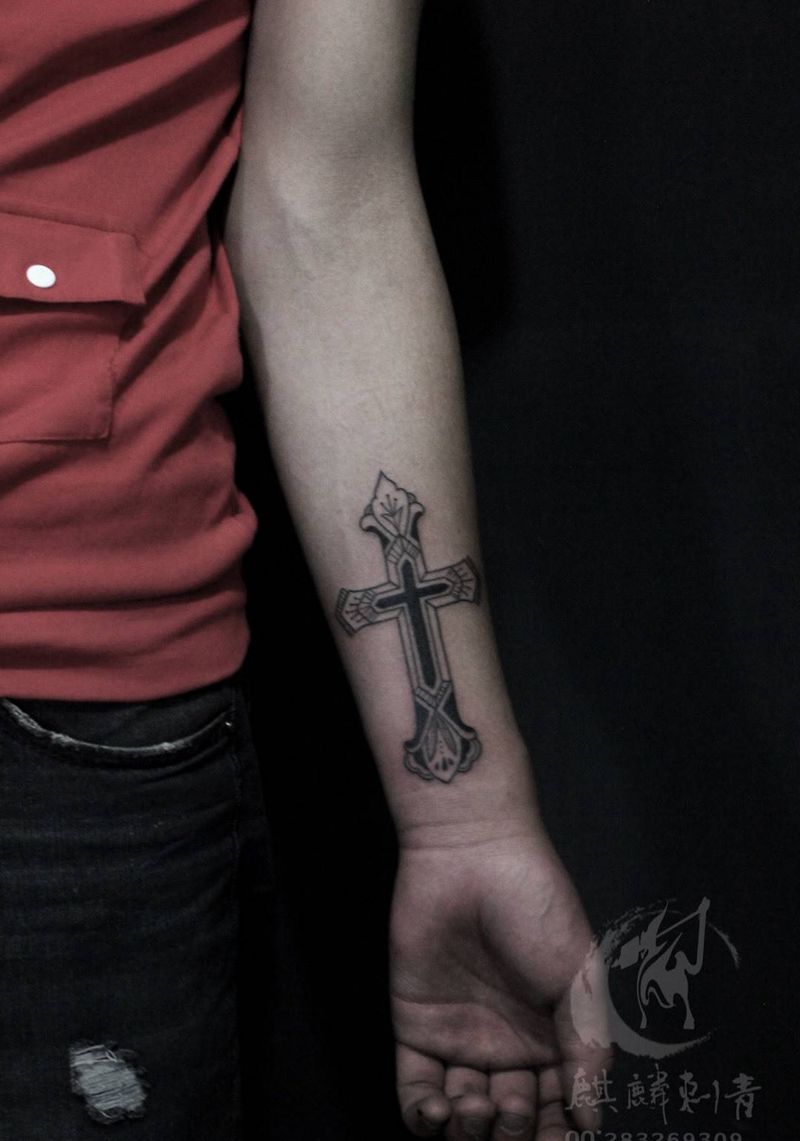 小臂十字架纹身图片_几何成品手臂图腾黑灰简约纹身图案