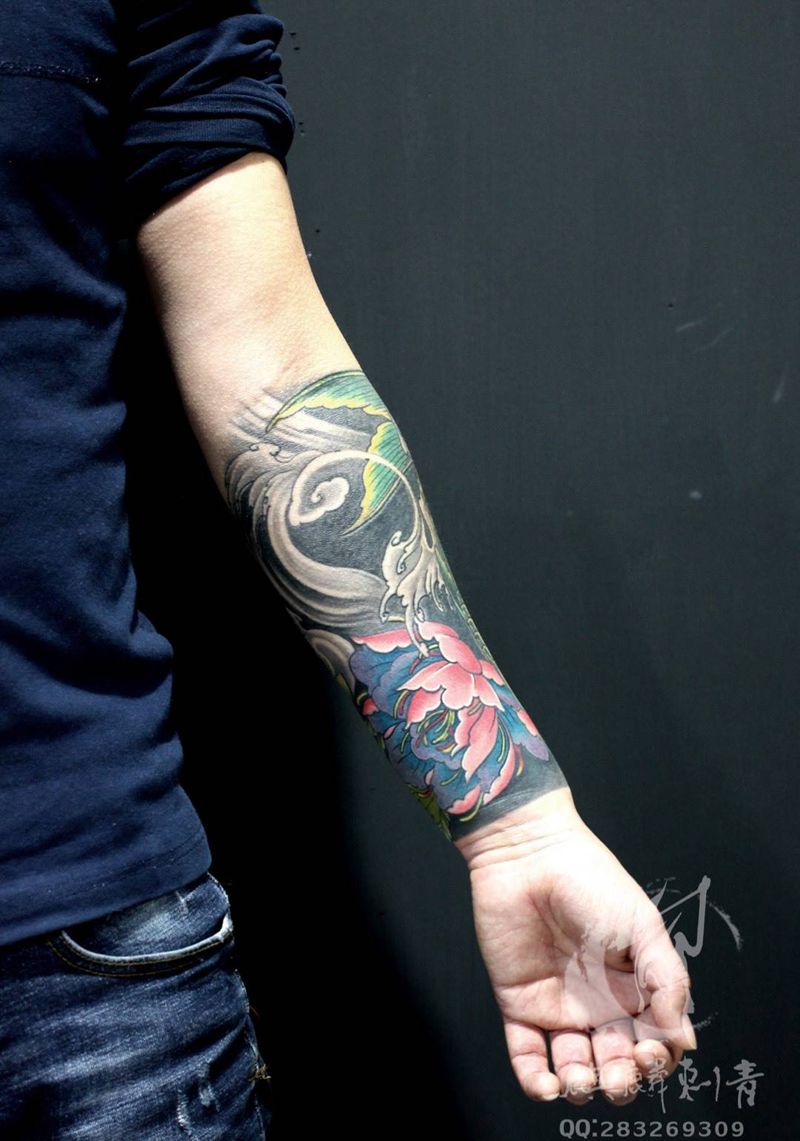 包小臂纹身图片_成品遮盖锦鲤牡丹彩色传统手臂动物植物纹身图案