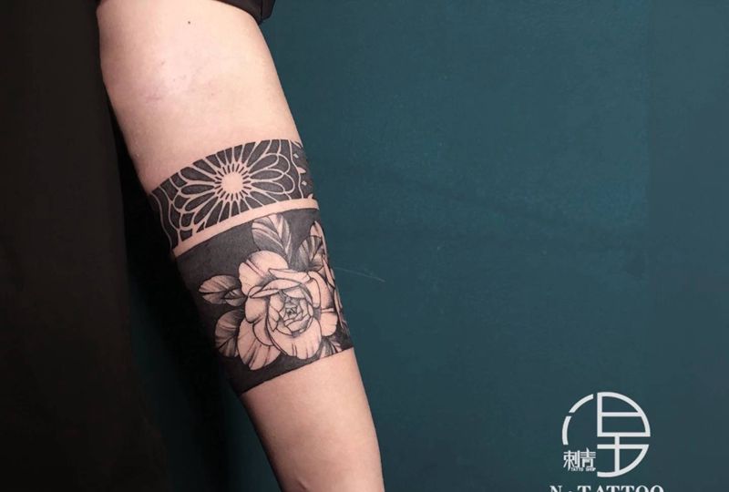 臂环纹身图片_手臂欧美写实纹身图案