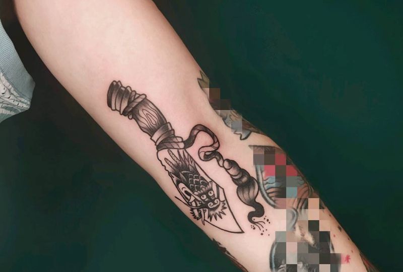 龙，匕首纹身图片_手臂Old School纹身图案