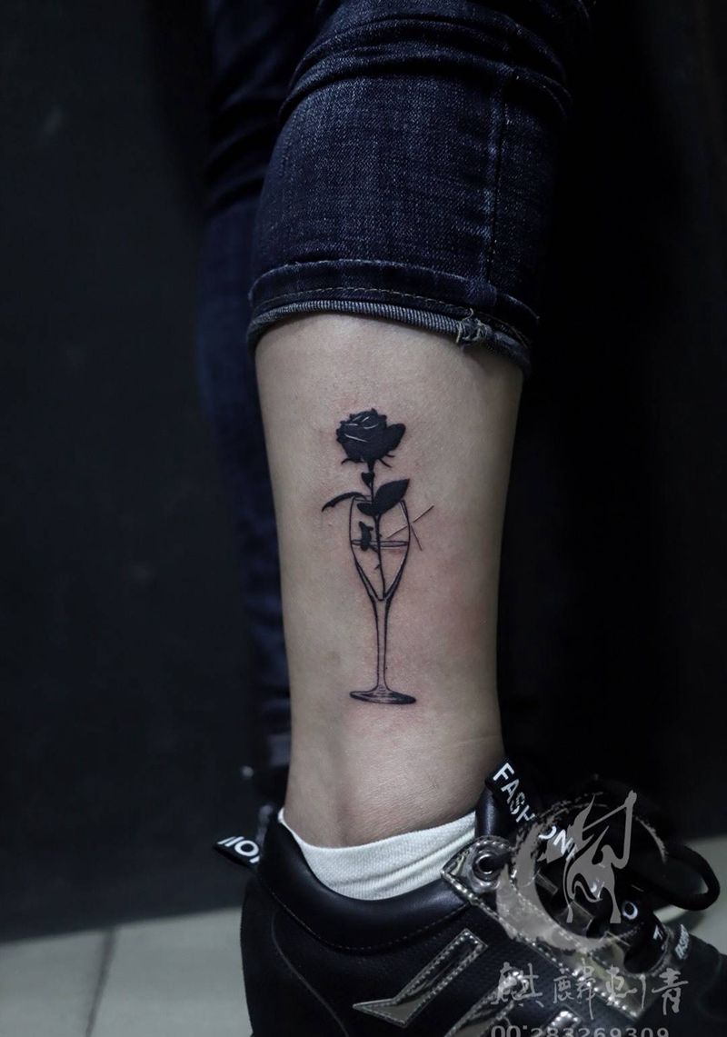 简约玫瑰纹身图片_成品腿部清新静物黑灰简约简笔花卉纹身图案