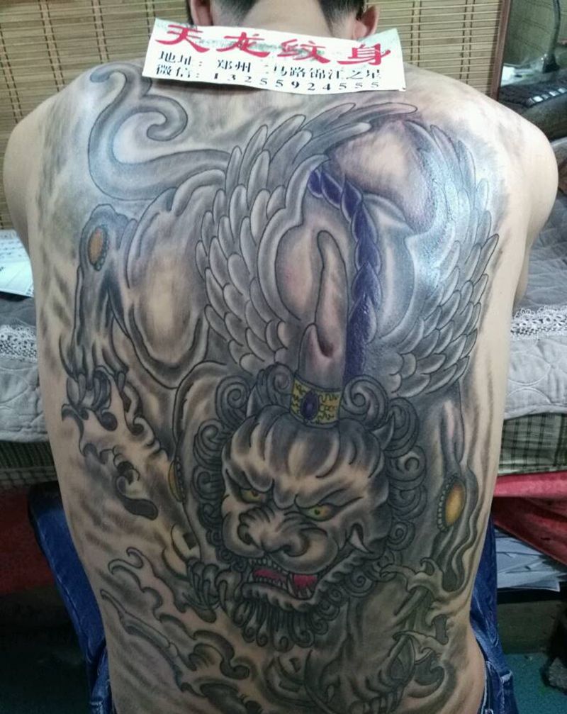 满背麒麟纹身图片