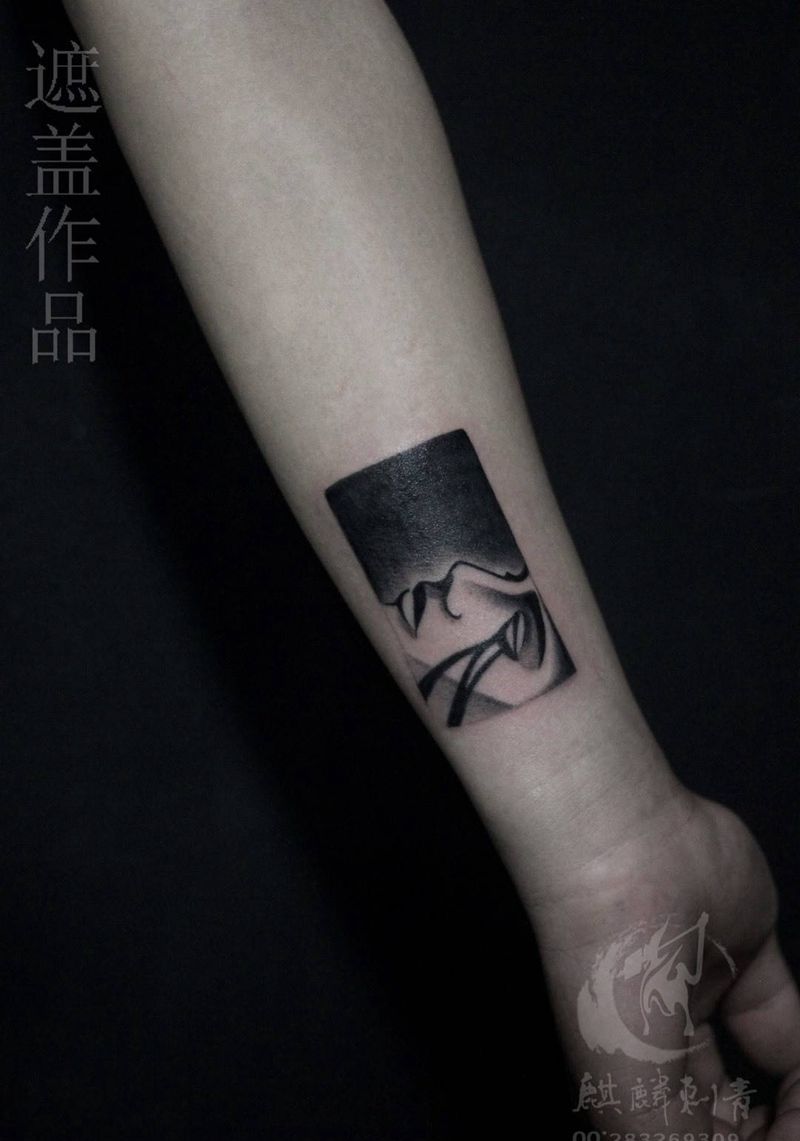 暗黑系纹身图片_成品手臂人物黑灰简约暗黑纹身图案
