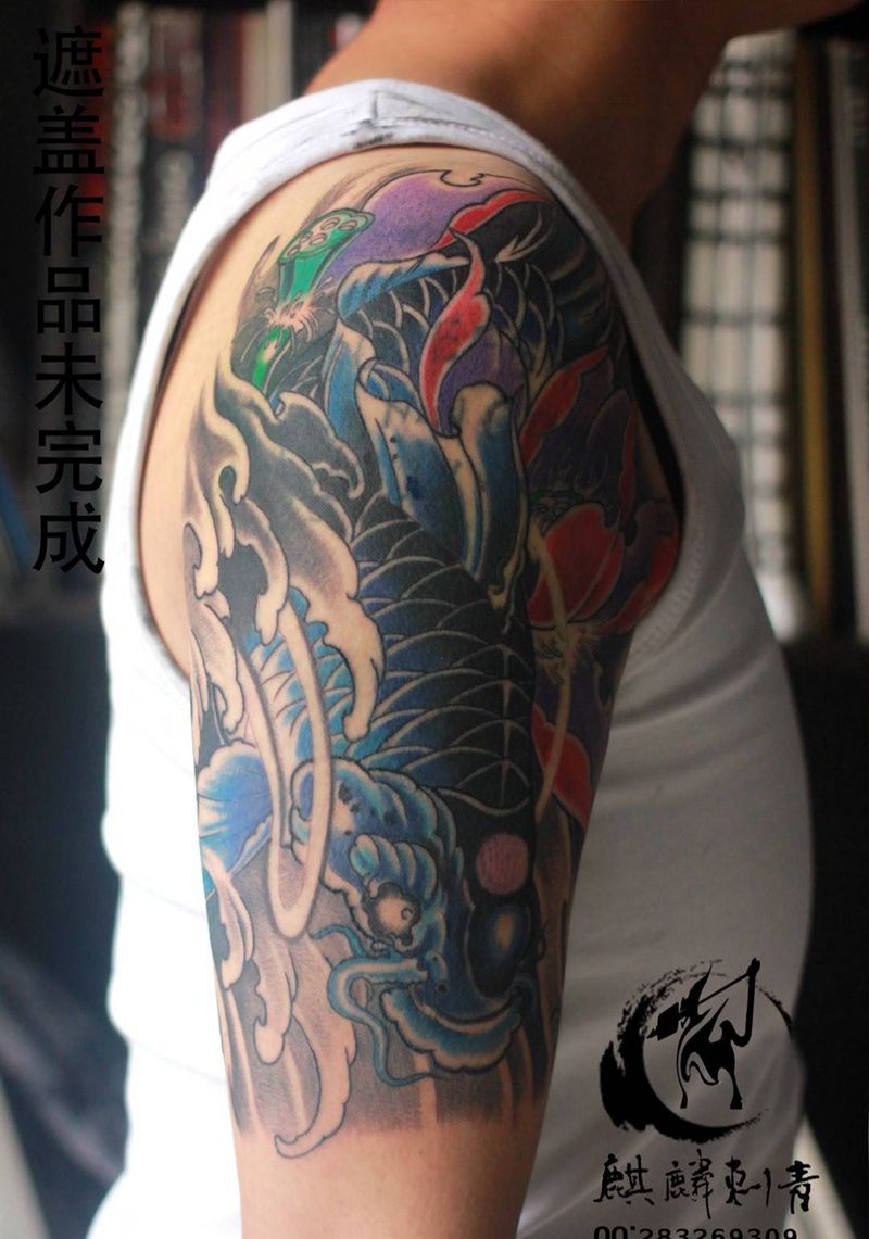 大臂遮盖纹身图片_手臂遮盖传统动物植物彩色锦鲤纹身图案