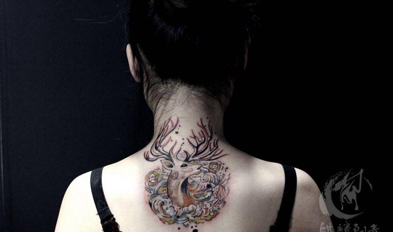 麋鹿纹身图片_成品背部清新动物彩色纹身图案