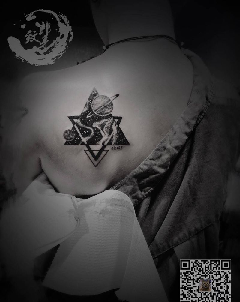 点刺太空纹身图片_原创情侣几何清新成品背部纹身图案