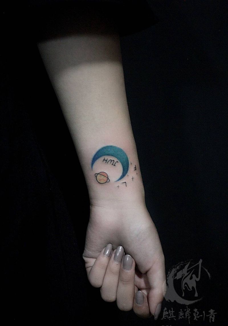 小清新纹身图片_成品清新手臂动物几何简约彩色线条纹身图案