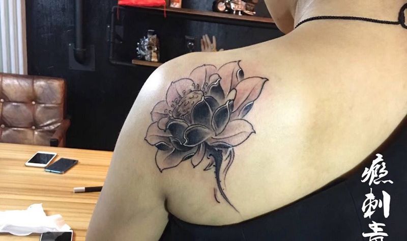 荷花纹身图片