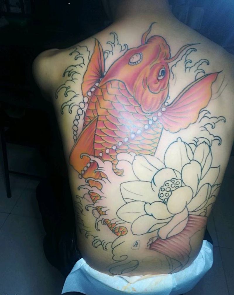 满背鲤鱼纹身图片_背部新传统纹身图案