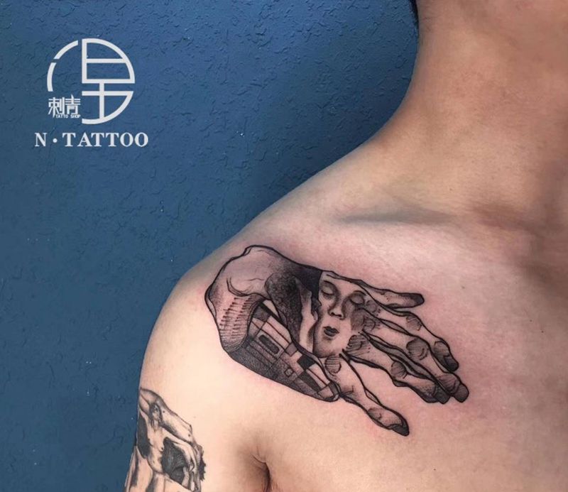 创意手纹身图片_肩部点刺纹身图案