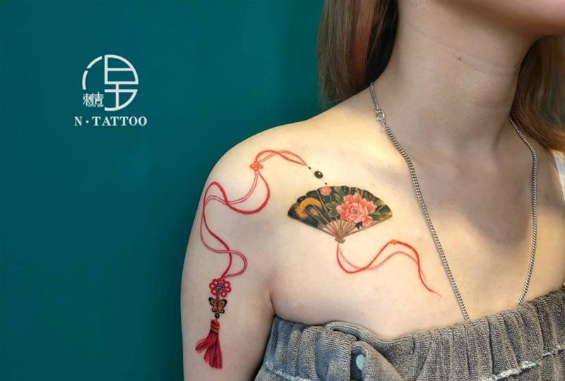 扇子纹身图片_肩部老传统纹身图案