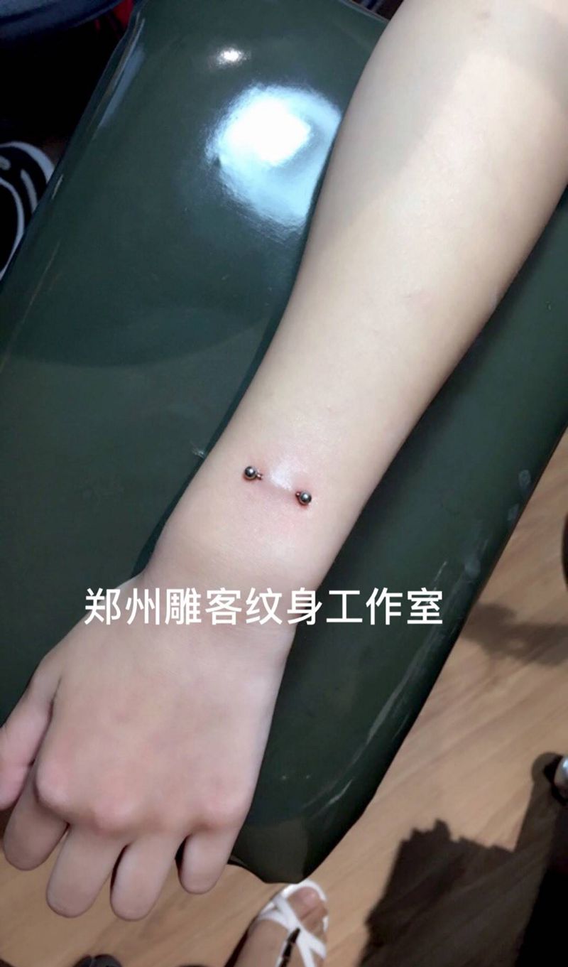 人体穿孔纹身图片_成品手部郑州培训纹身图案