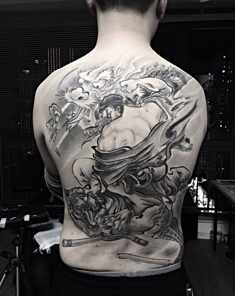 武松打虎纹身图片_成品背部传统人物郑州培训动物纹身图案