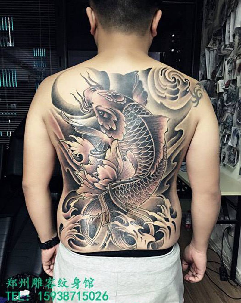 鱼纹身图片_成品背部传统动物郑州纹身图案