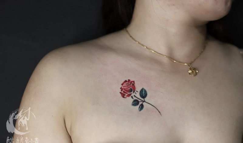 玫瑰纹身图片_胸部新传统纹身图案