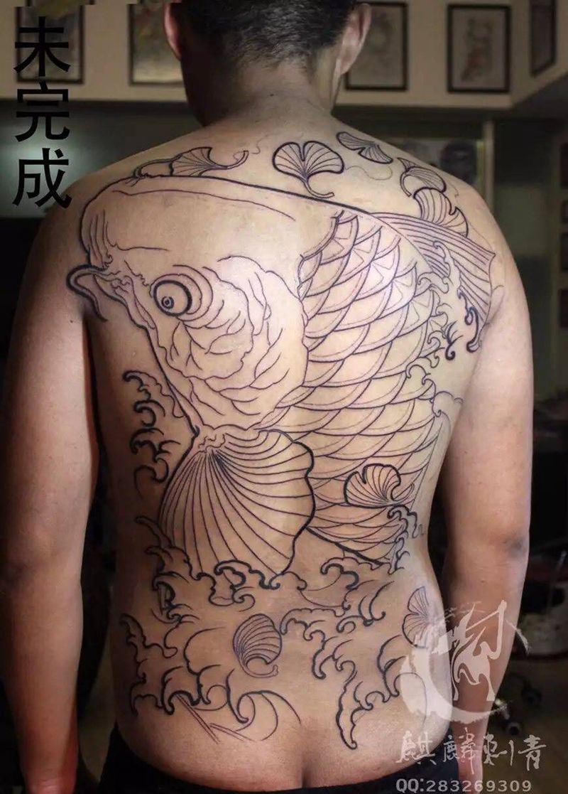 满背鱼头纹身图片_背部传统动物纹身图案