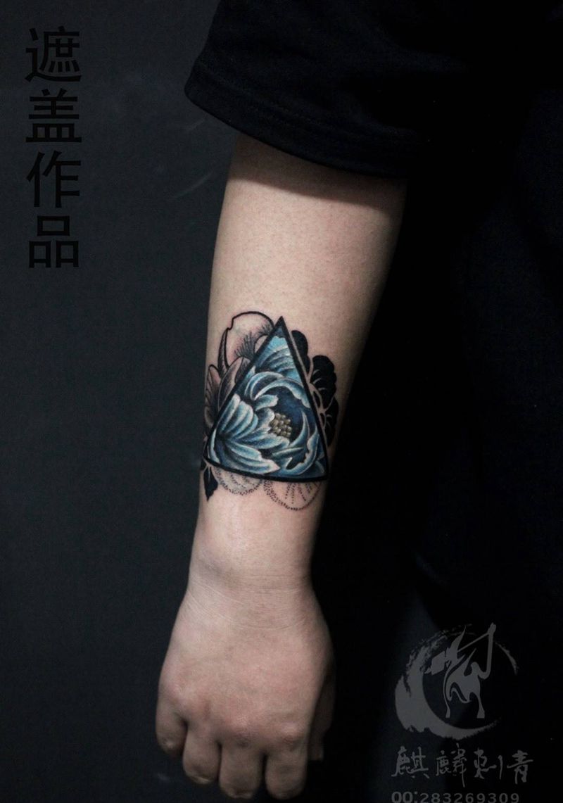小臂遮盖纹身图片_成品手臂遮盖花卉图腾点刺几何植物纹身图案