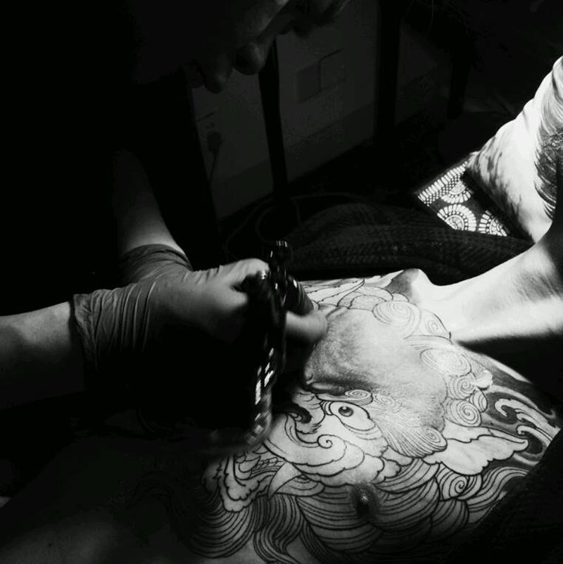 唐狮子纹身图片_胸部传统动物宗教纹身图案