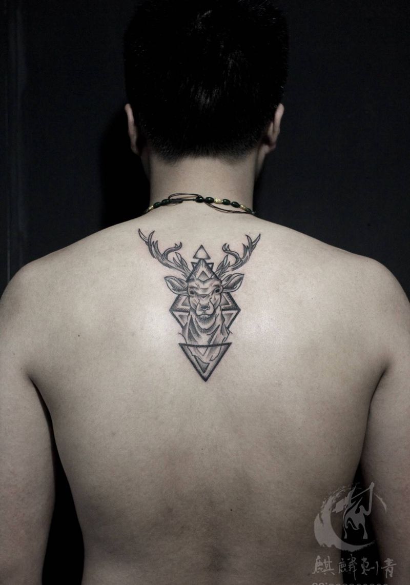 几何鹿纹身图片_成品背部几何清新简约黑灰动物纹身图案