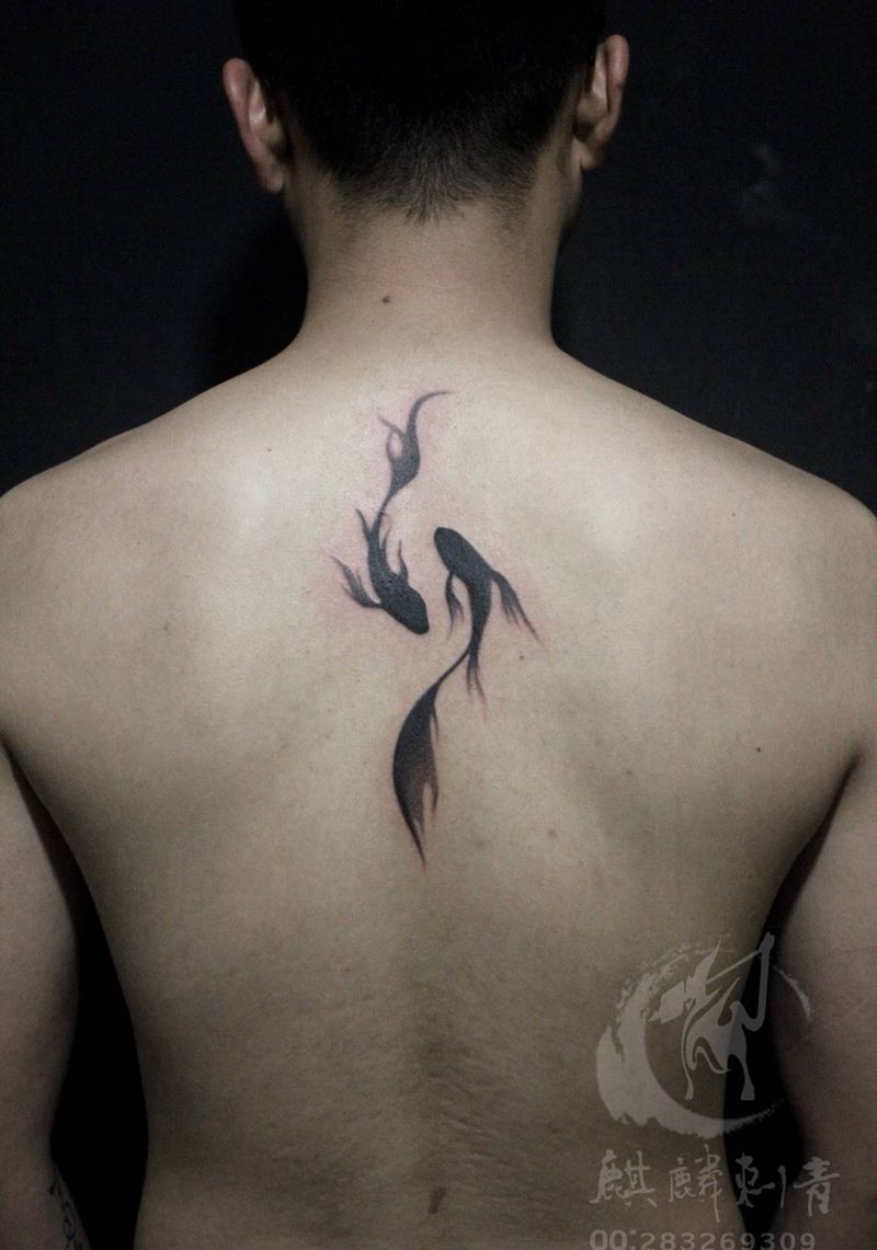 双鱼座纹身图片_成品背部传统动物清新黑灰纹身图案