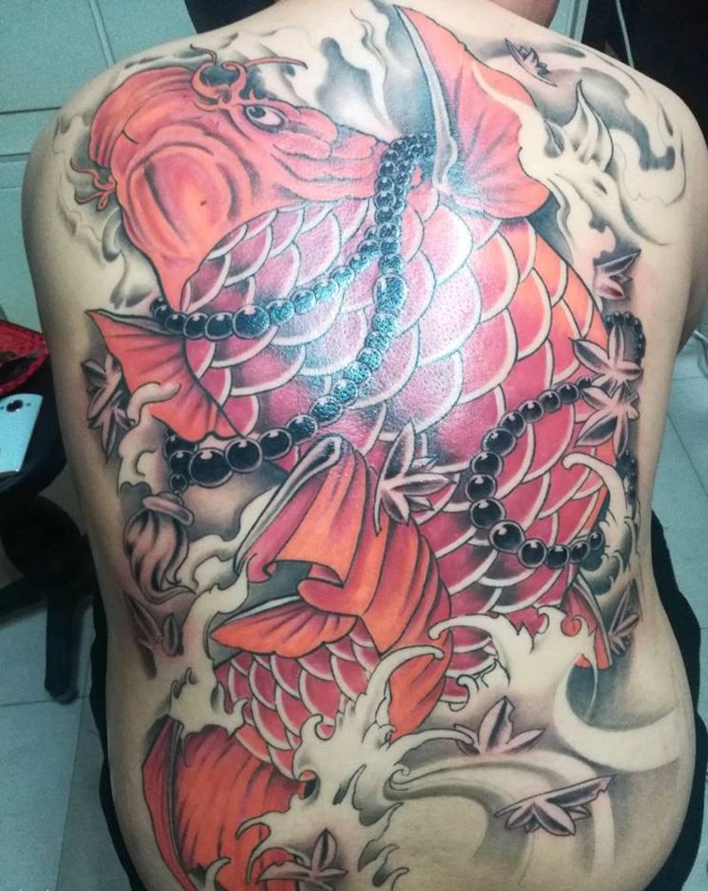 满背鲤鱼纹身图片