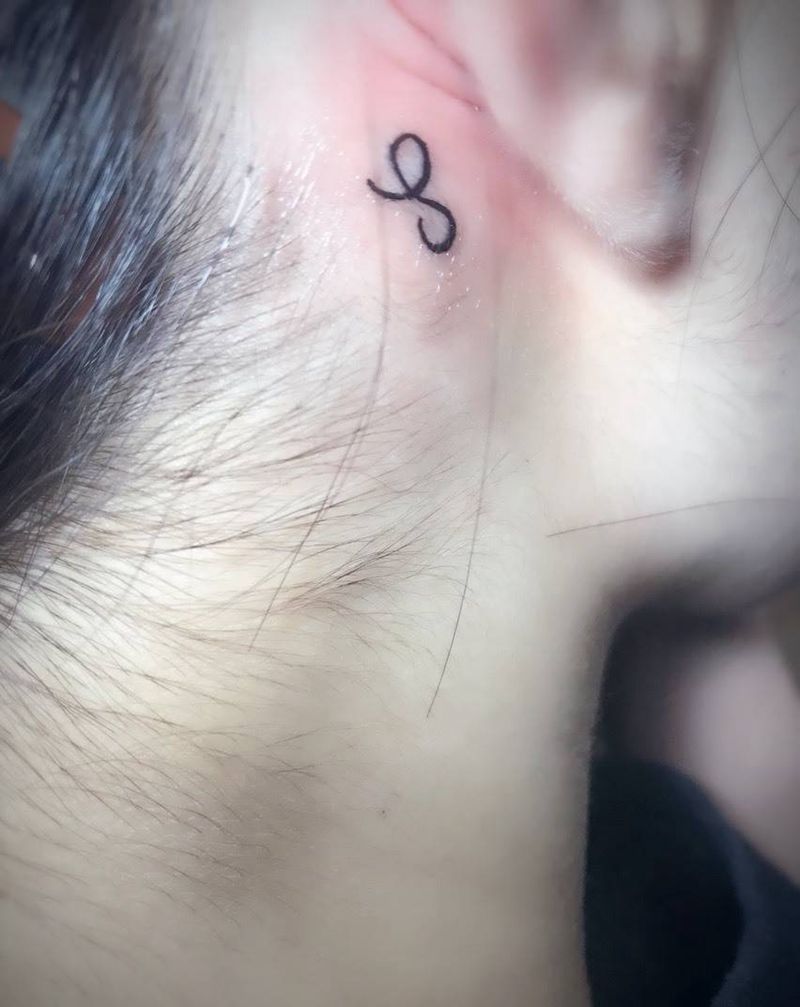 耳后小字母纹身图片