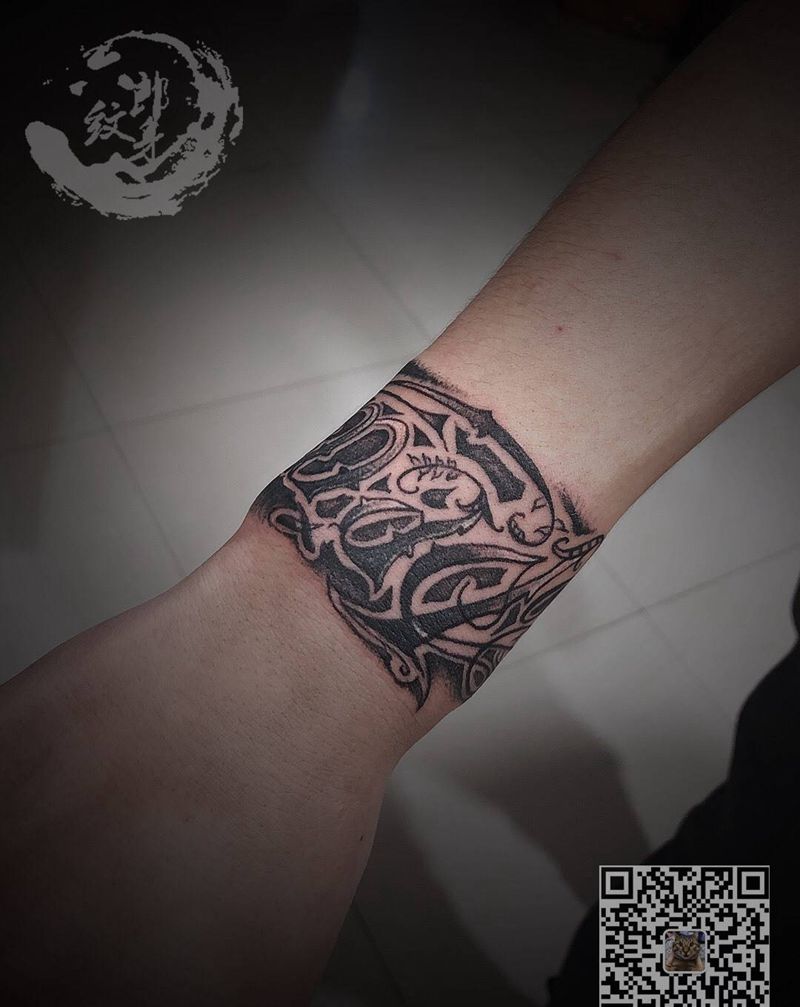 花体字手稿上身缎带纹身图片_成品手臂欧美字符纹身图案